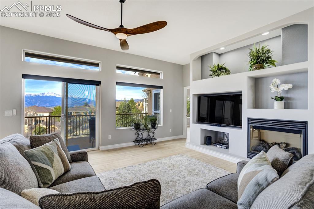 Image 7 of 50: Living Room