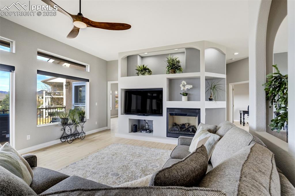 Image 8 of 50: Living Room