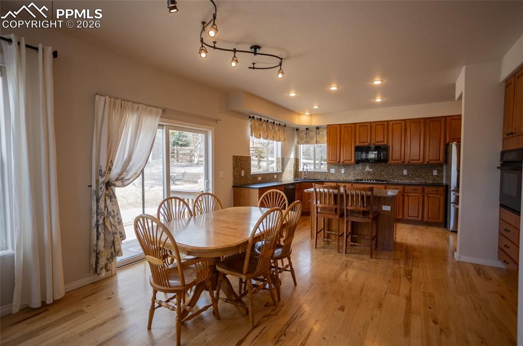 Image 14 of 48: Dining Area