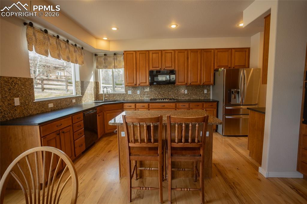 Image 15 of 48: Kitchen