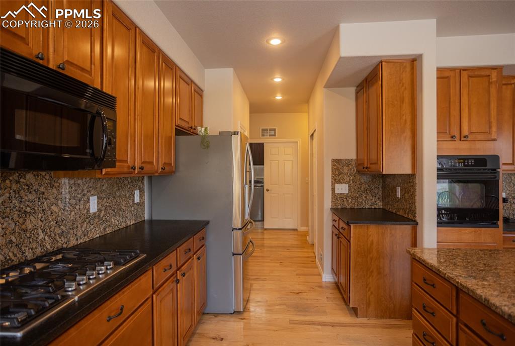 Image 18 of 48: Kitchen