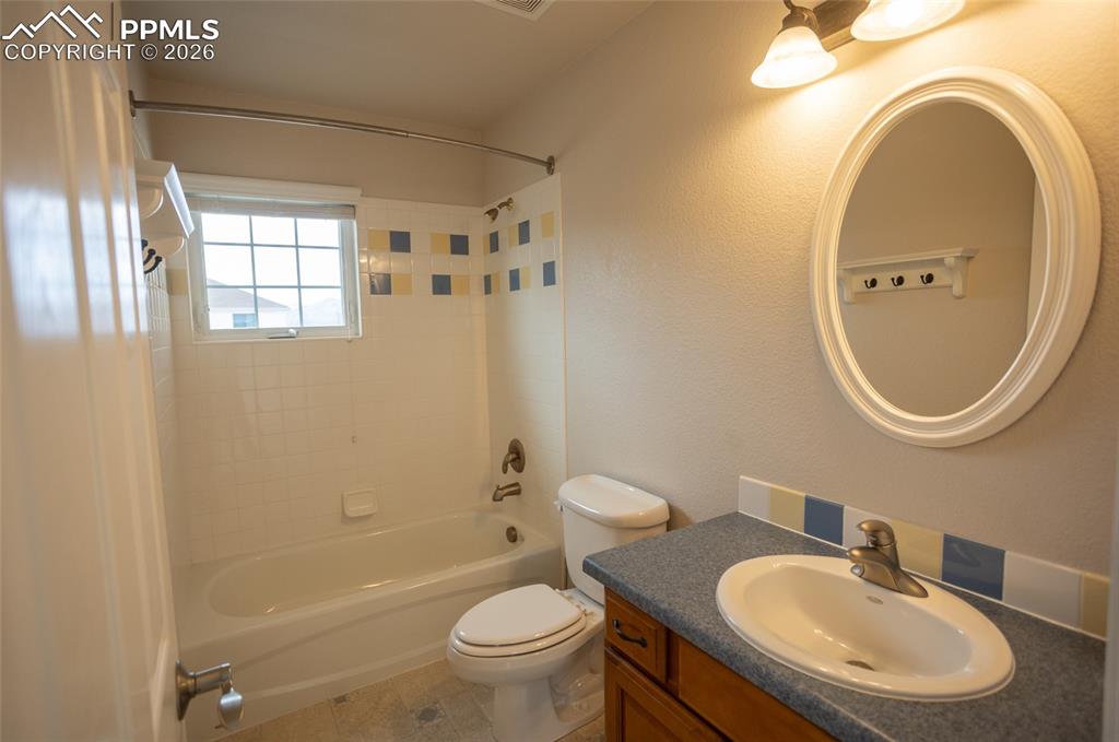 Image 28 of 48: Bathroom