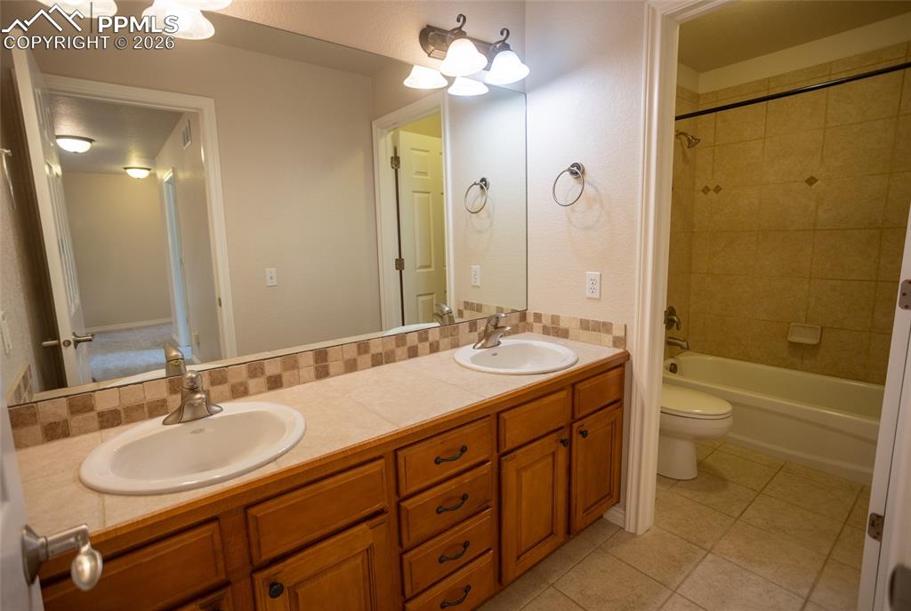 Image 32 of 48: Bathroom