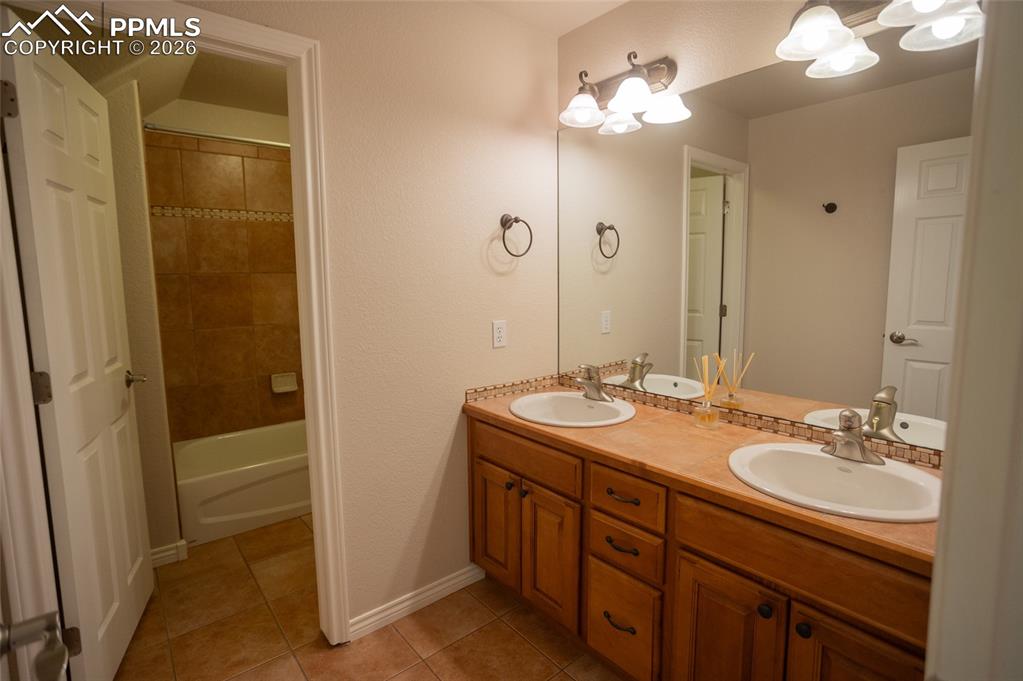 Image 37 of 48: Bathroom