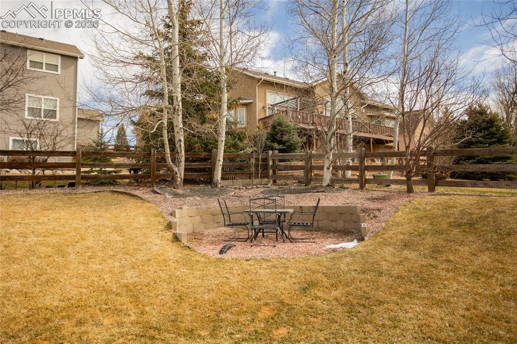 Image 39 of 48: Yard