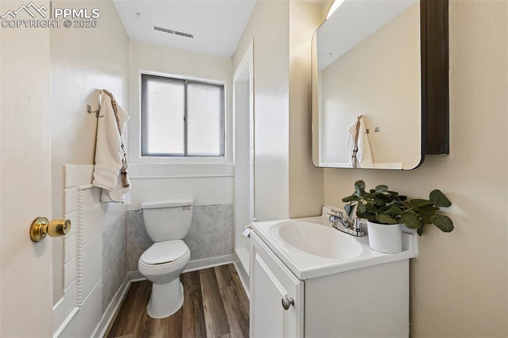 Image 21 of 39: Bathroom