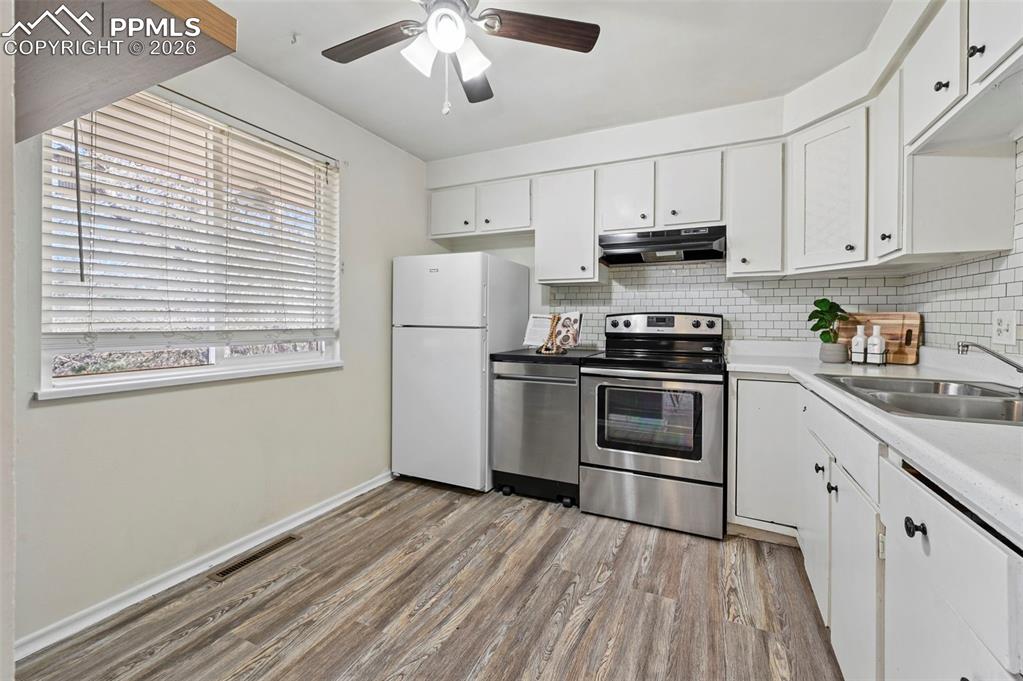 Image 4 of 39: Kitchen