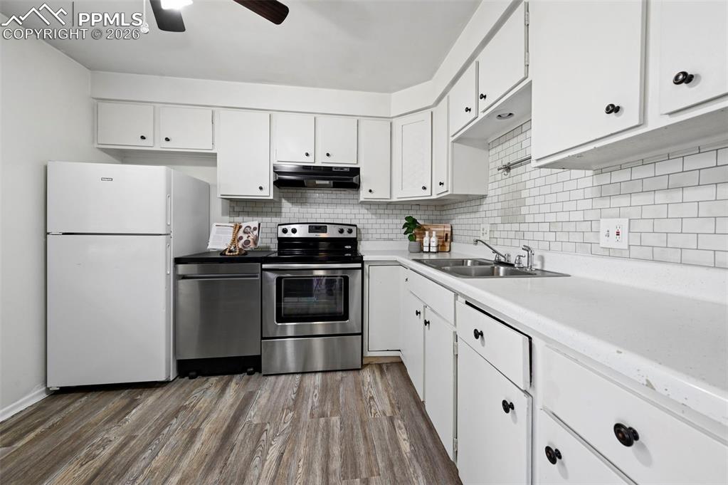 Image 7 of 39: Kitchen