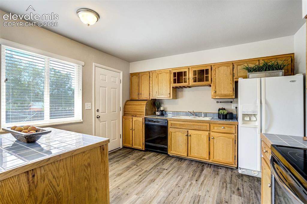 Image 10 of 34: Kitchen