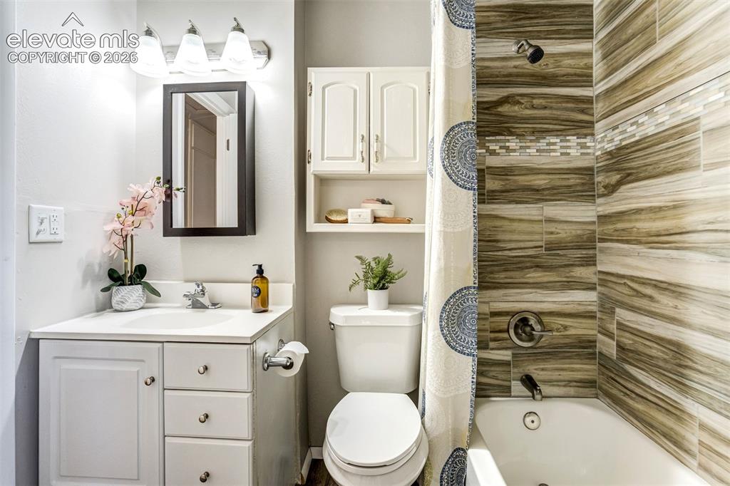 Image 17 of 34: Bathroom