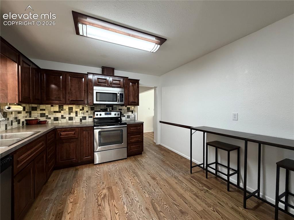 Image 11 of 20: Kitchen