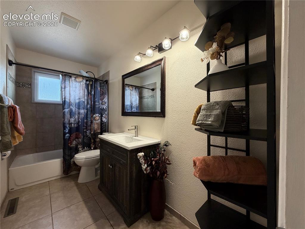Image 13 of 20: Bathroom