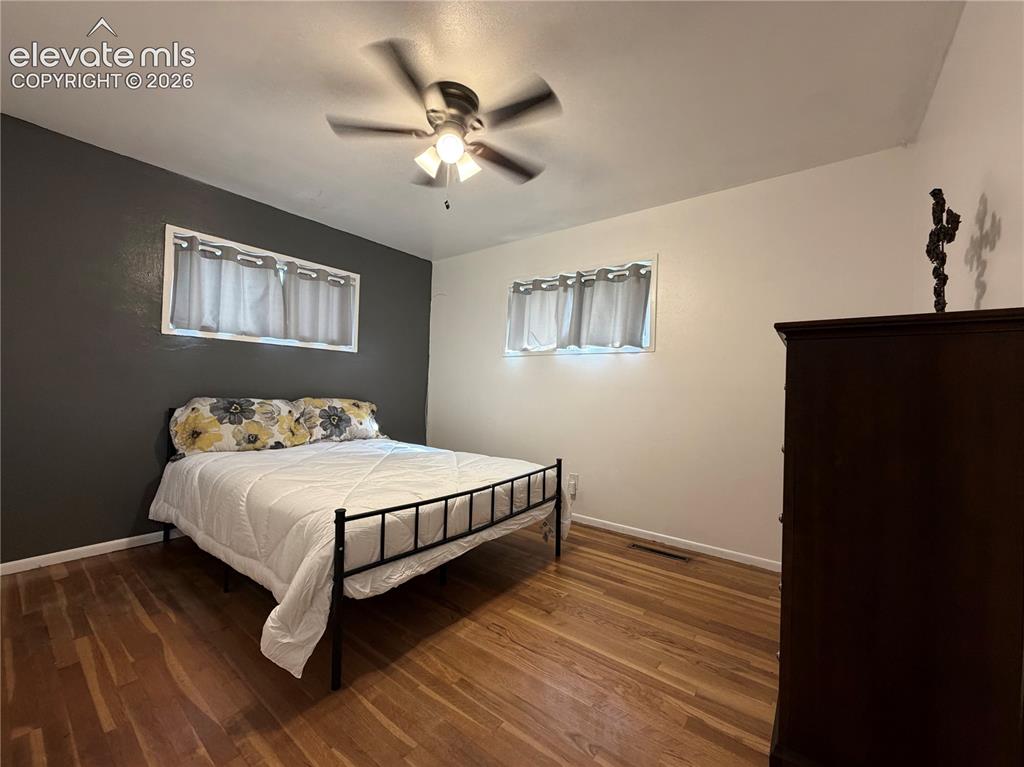 Image 14 of 20: Bedroom