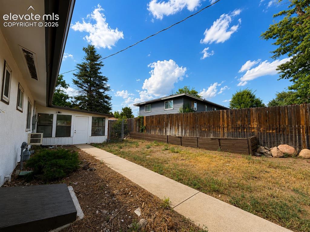 Image 4 of 20: Yard