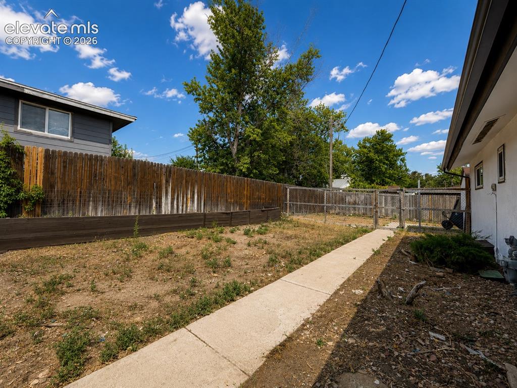 Image 6 of 20: Yard
