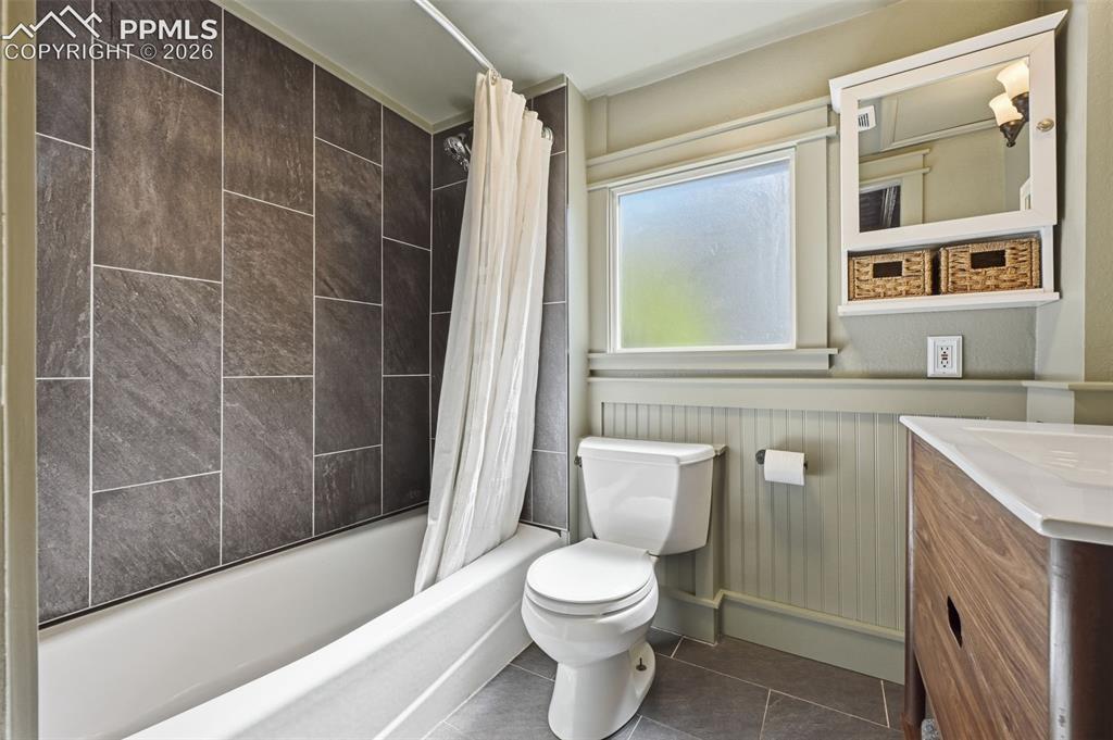 Image 13 of 50: Main level full bath.