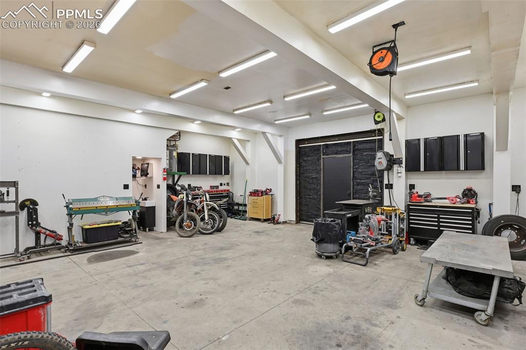 Image 33 of 50: Five 220 outlets in this 1000 sq ft workshop.