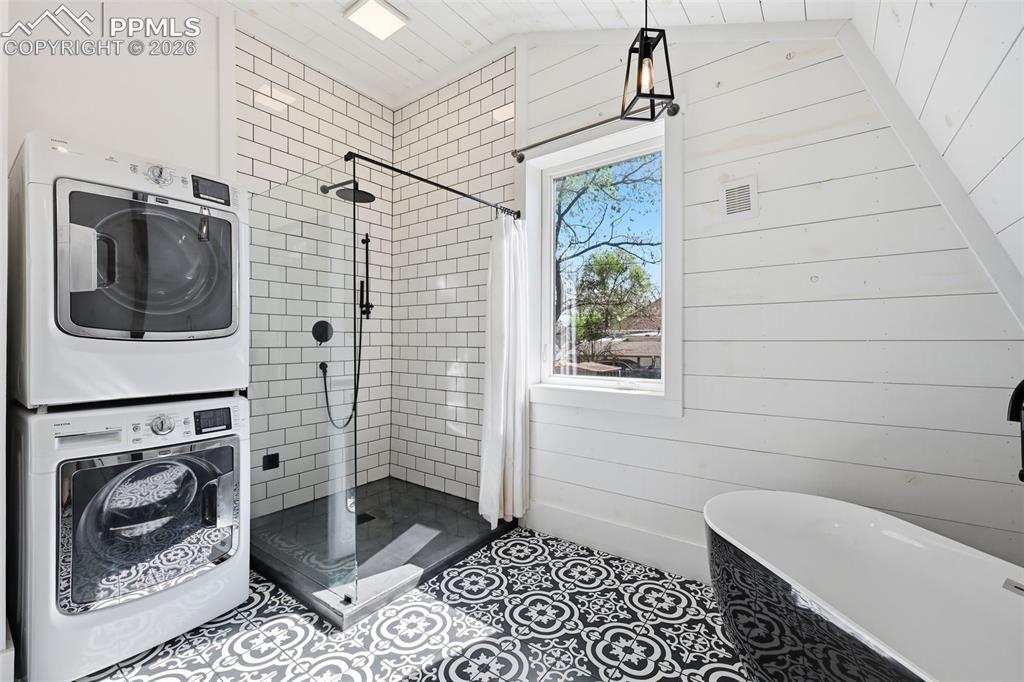 Image 45 of 50: Washer and dryer are included.