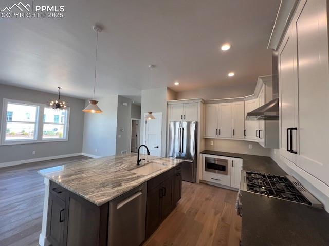 Image 18 of 49: Kitchen