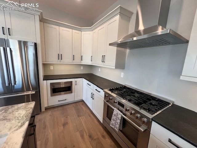 Image 19 of 49: Kitchen