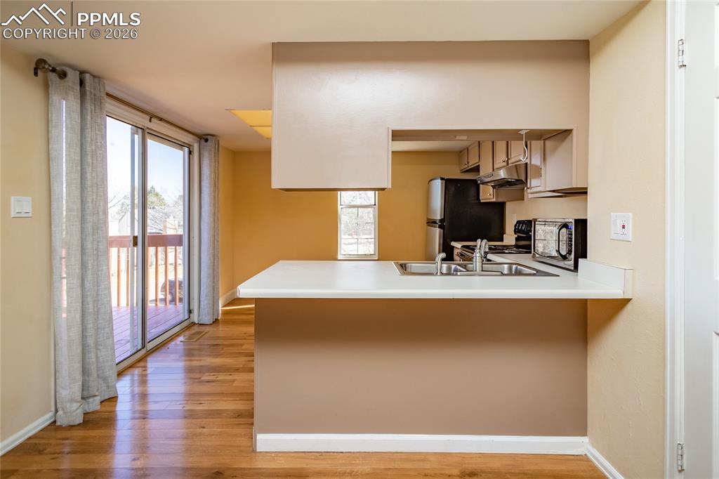 Image 14 of 50: Kitchen