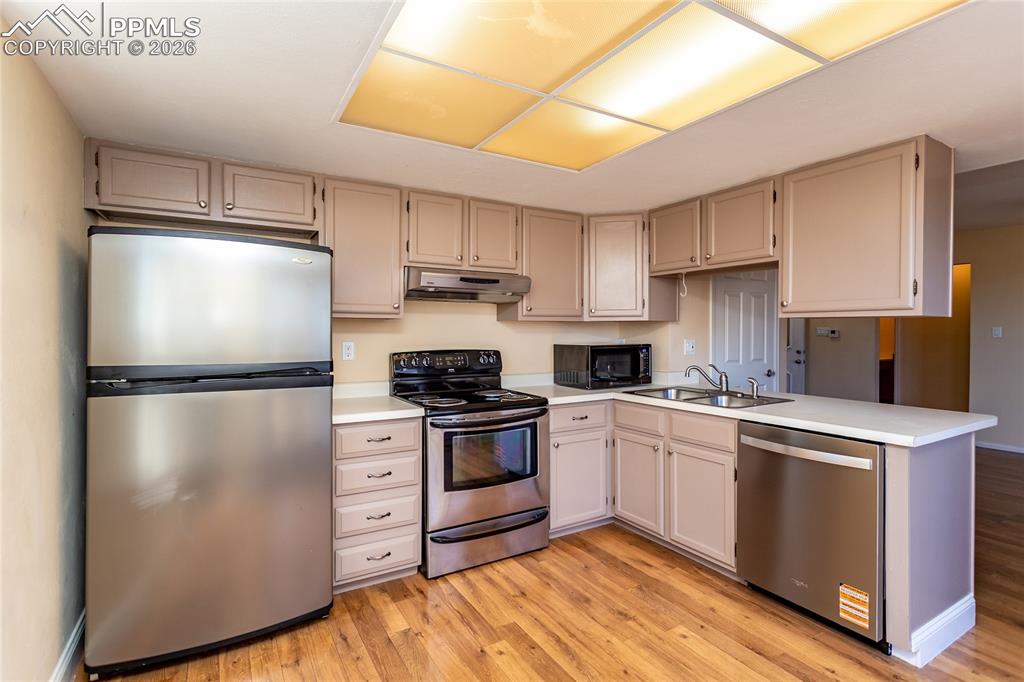 Image 16 of 50: Kitchen