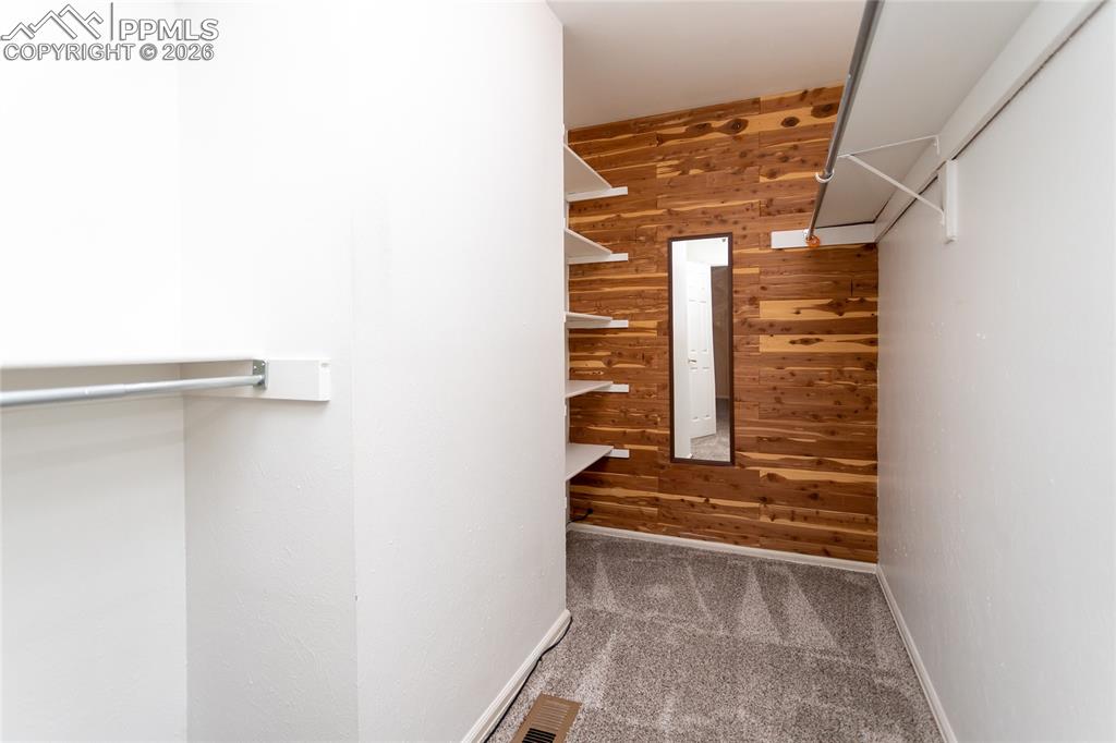 Image 22 of 50: Closet