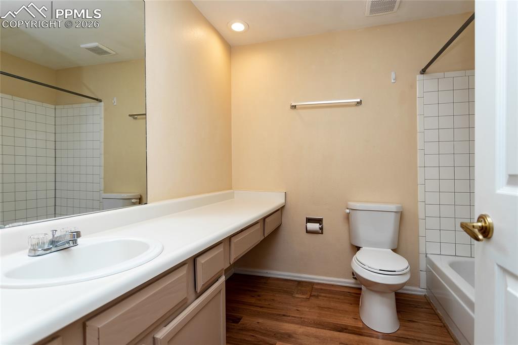 Image 30 of 50: Bathroom