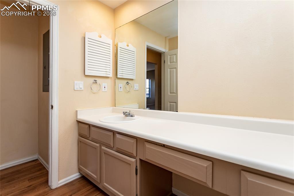 Image 31 of 50: Bathroom