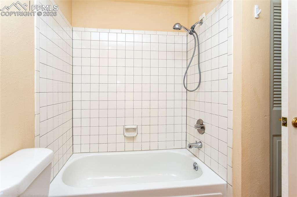 Image 32 of 50: Bathroom