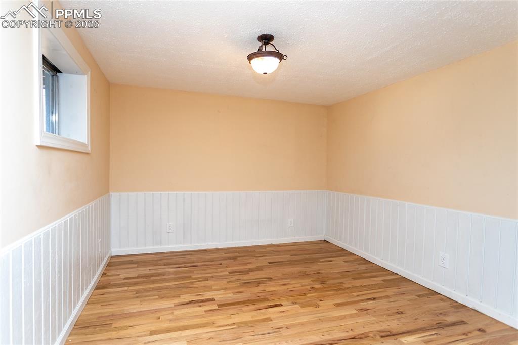 Image 34 of 50: Bedroom