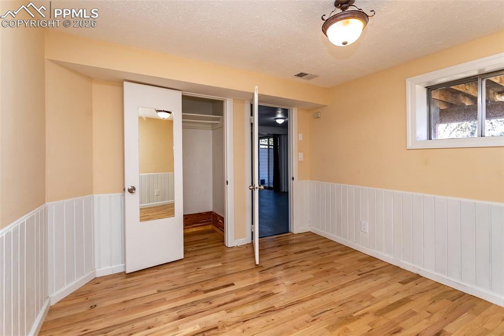 Image 35 of 50: Bedroom