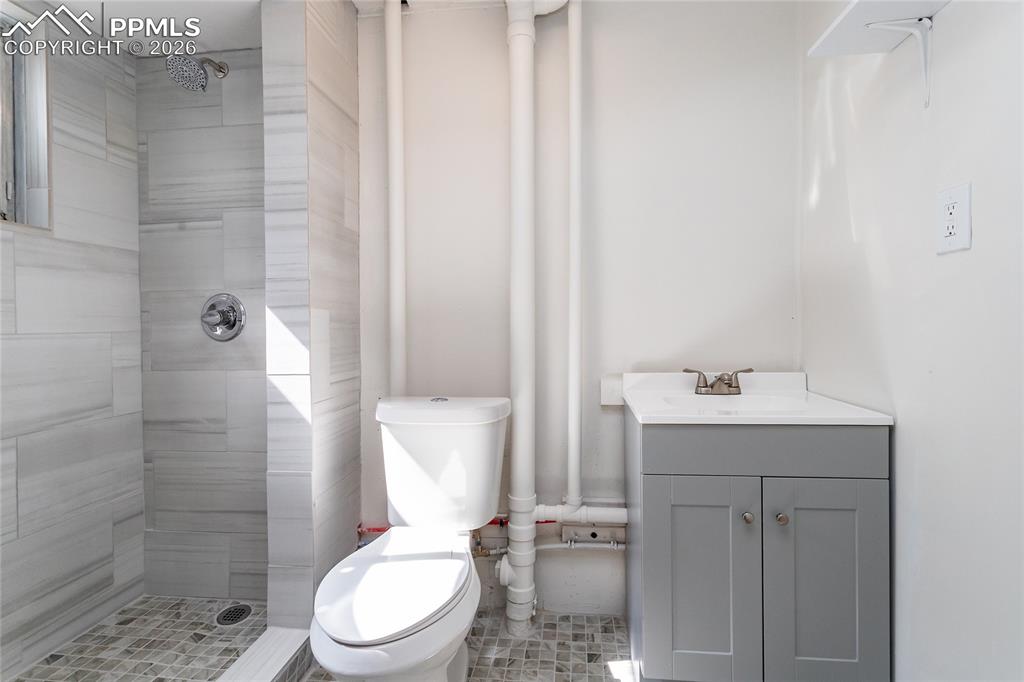 Image 37 of 50: Bathroom