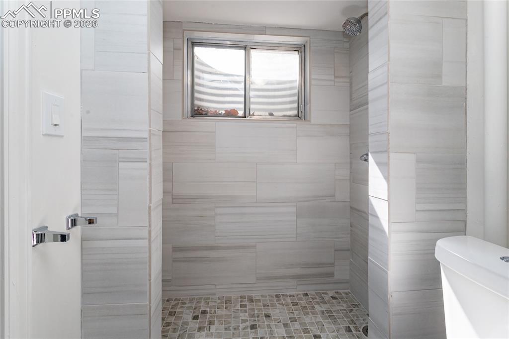 Image 38 of 50: Bathroom