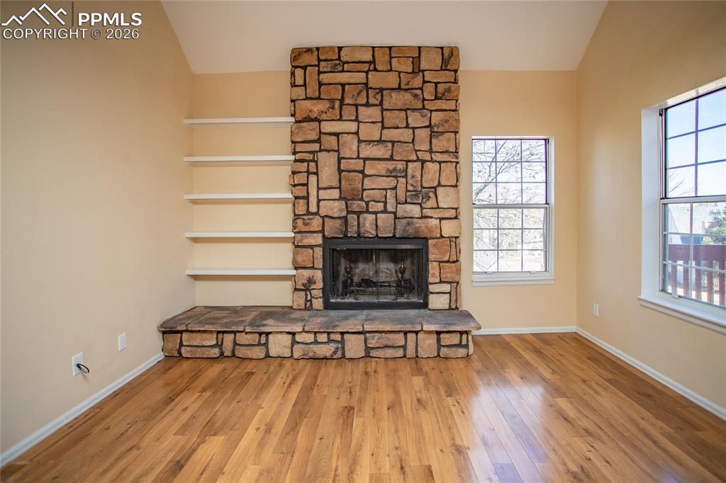 Image 7 of 50: Living Room