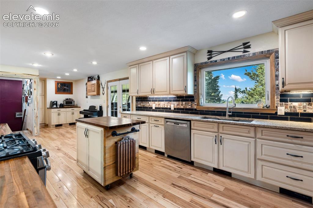 Image 17 of 48: Kitchen