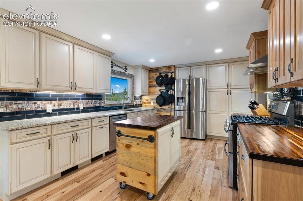 Image 18 of 48: Kitchen