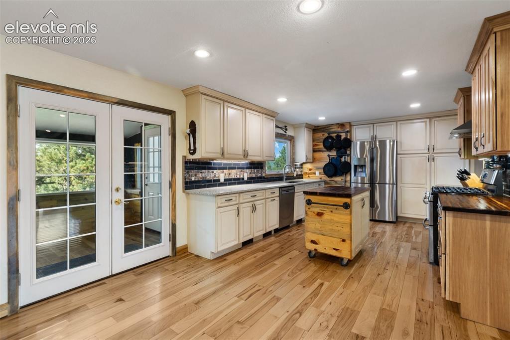 Image 19 of 48: Kitchen
