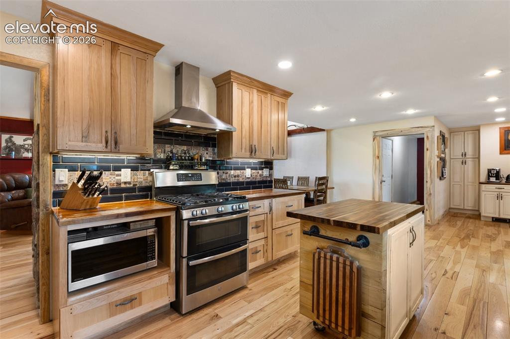 Image 20 of 48: Kitchen