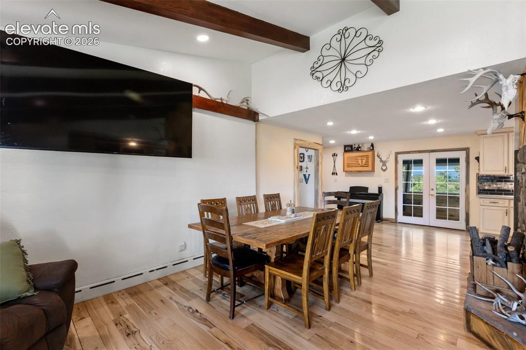 Image 22 of 48: Dining Area