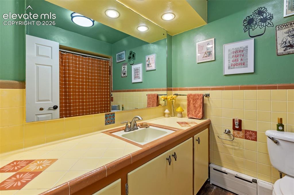Image 41 of 48: Bathroom