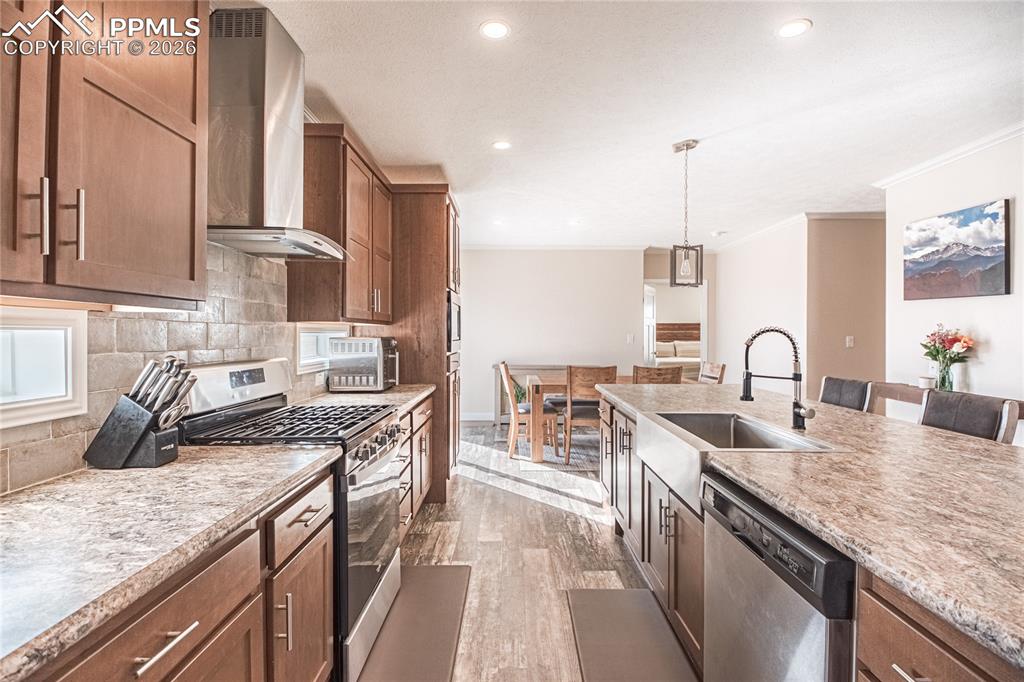 Image 10 of 50: Kitchen