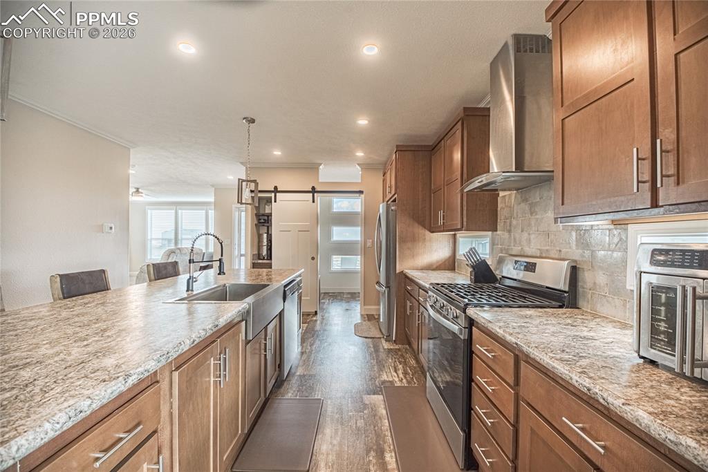 Image 11 of 50: Kitchen