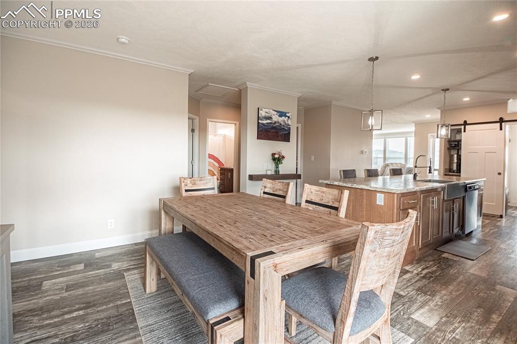 Image 14 of 50: Dining Area