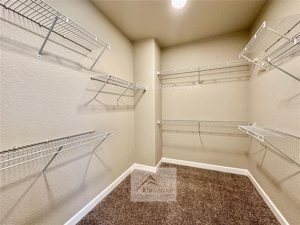Image 18 of 33: Closet