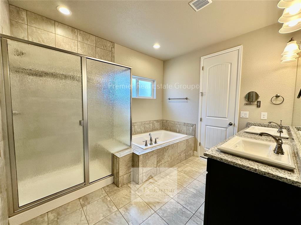 Image 20 of 33: Bathroom