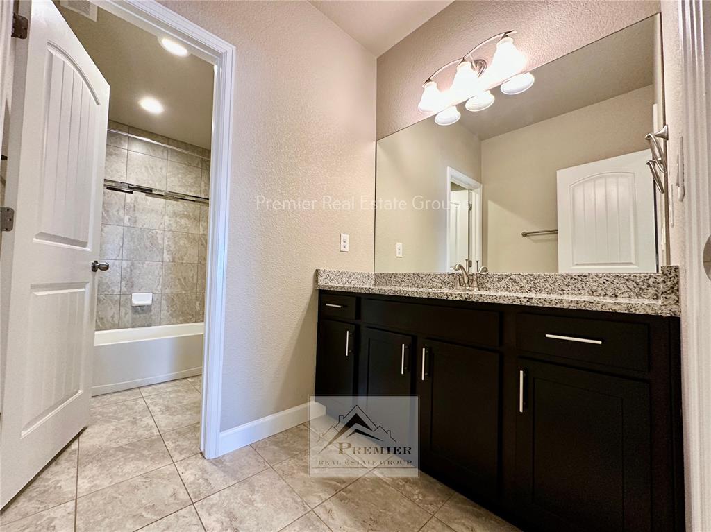 Image 22 of 33: Bathroom