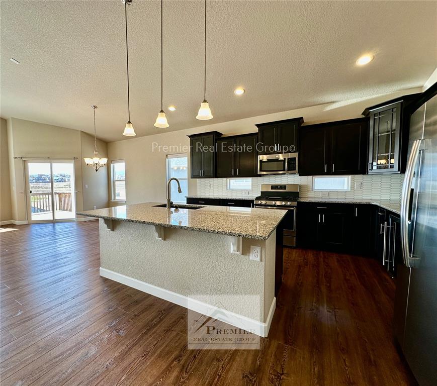 Image 7 of 33: Kitchen