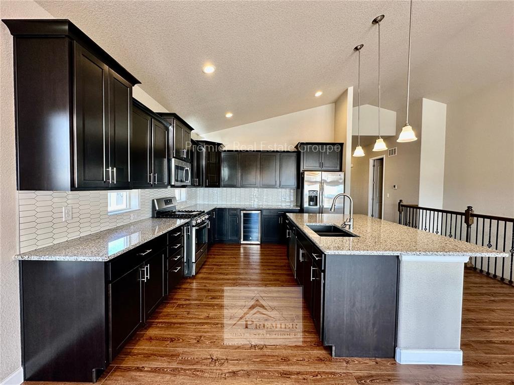 Image 8 of 33: Kitchen