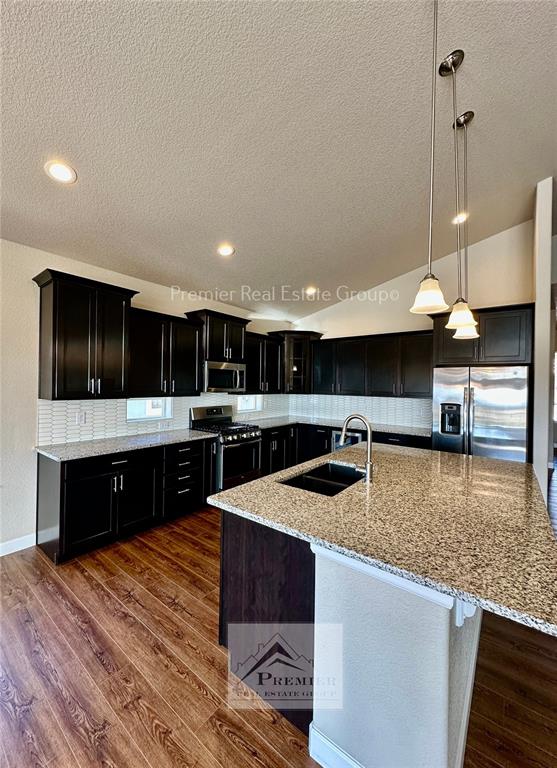 Image 9 of 33: Kitchen